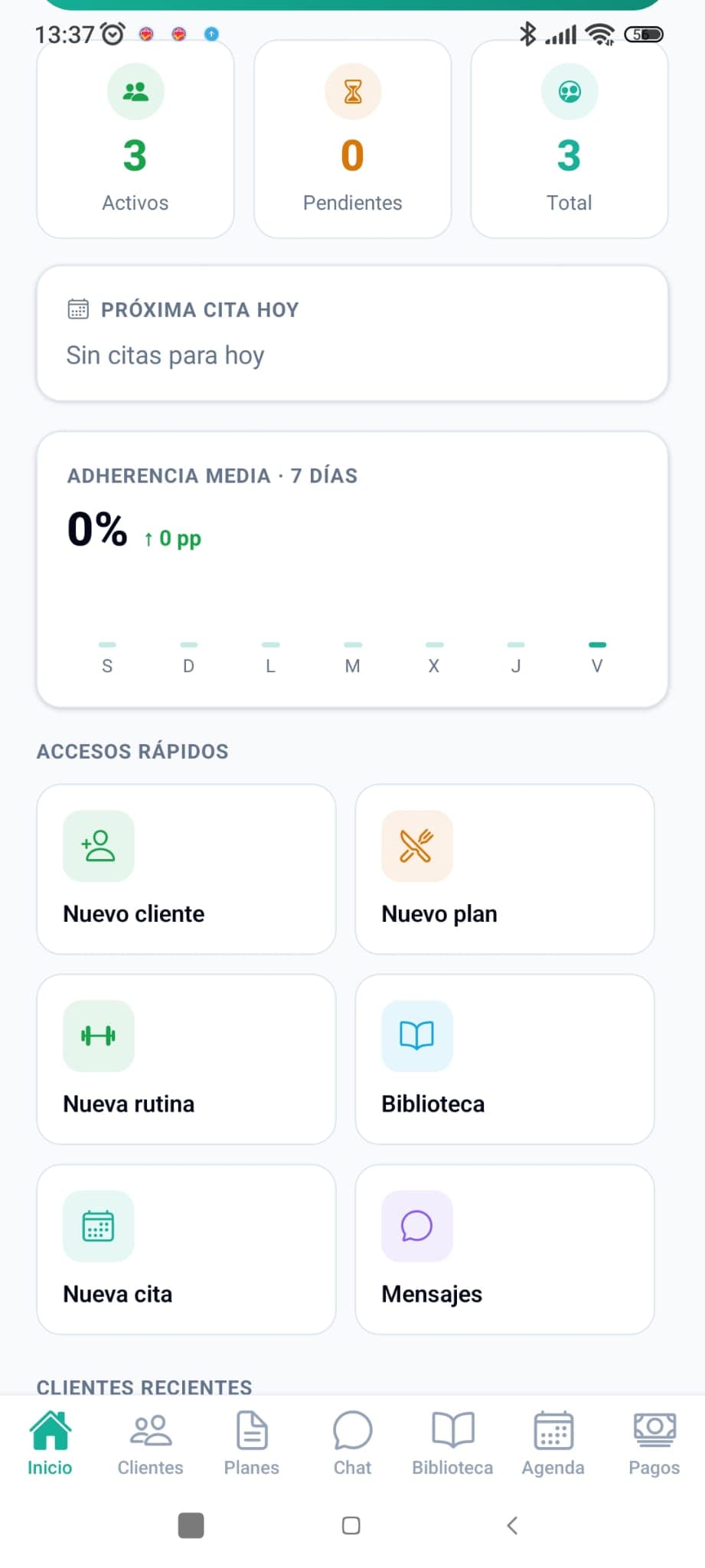 App Pro — inicio con clientes activos, adherencia y accesos rápidos